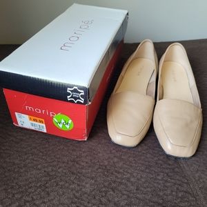 Gently used taupe flats size 7.5 Wide